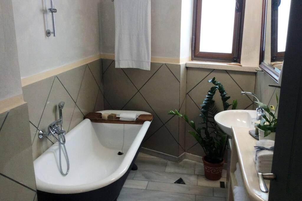 Unique - Spacious Studio With Rooftop / Thissio Athén Kültér fotó